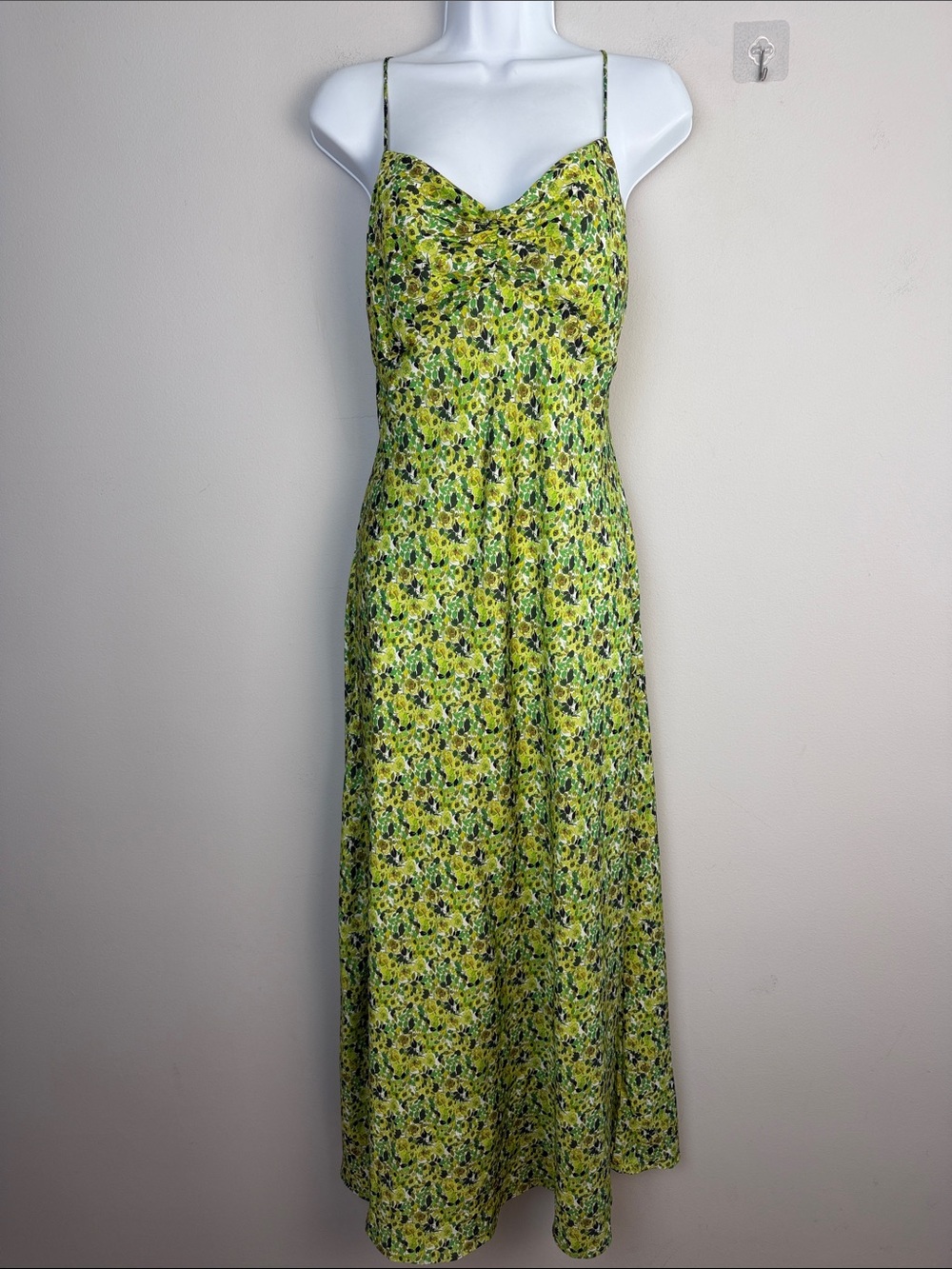 Favorite Daughter The Envy Slip Dress Lg Midi
Relaxed Fit Slinky Green Floral - Picture 2 of 16